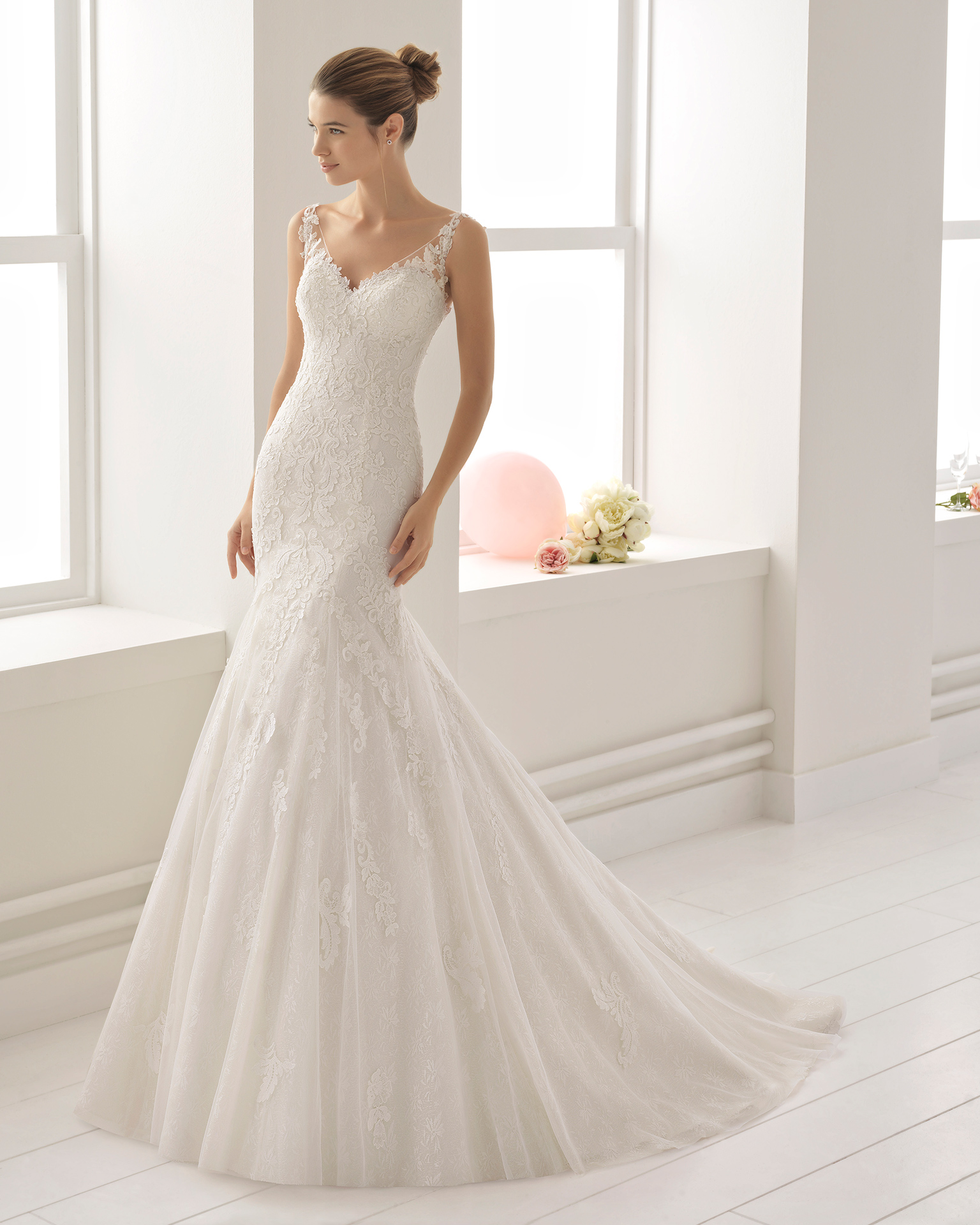 Romantisches Brautkleid aus Spitze mit Strassbesatz, V-Ausschnitt und tiefem Rückenausschnitt, in Elfenbein.
