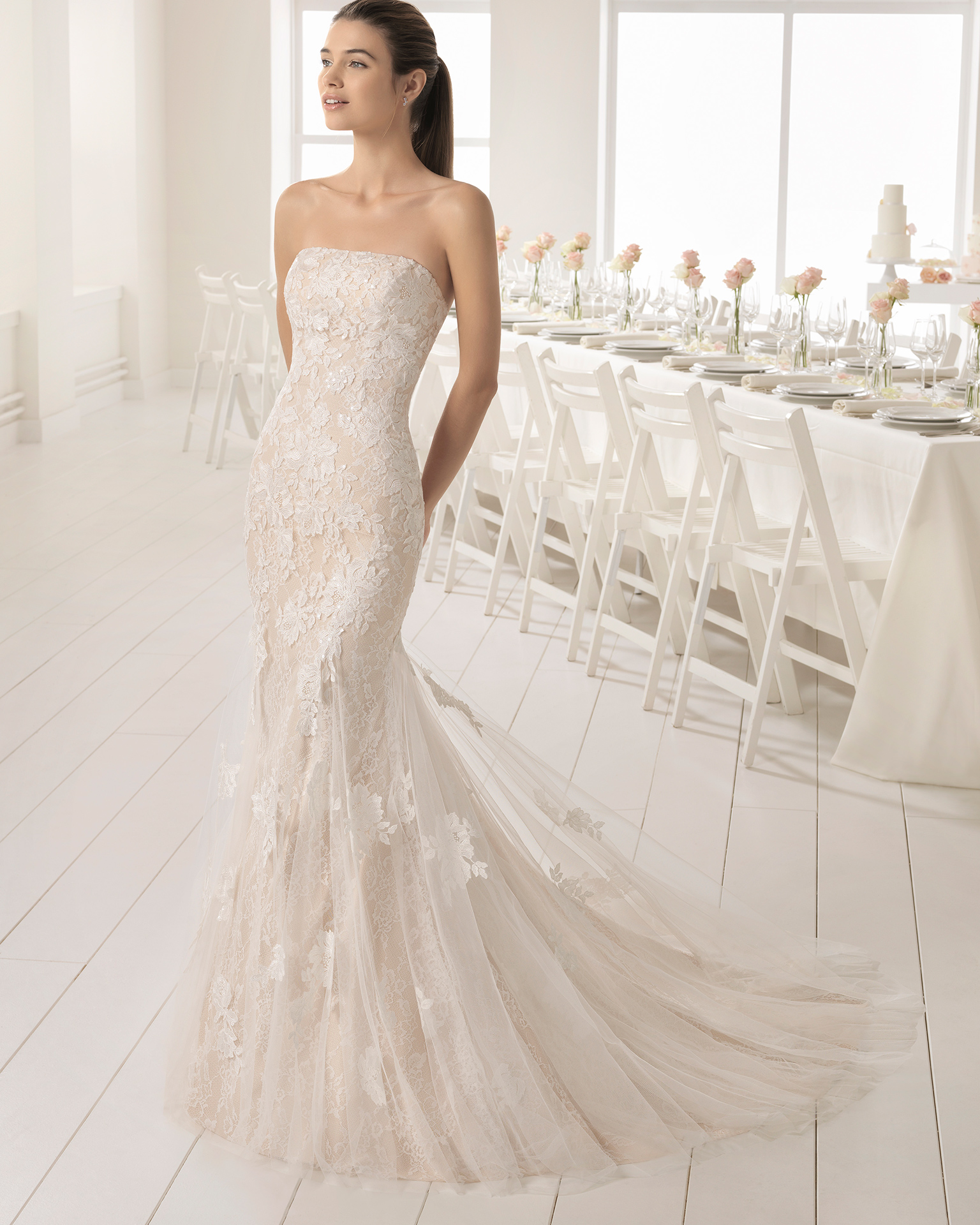 Abito da sposa taglio sirena in pizzo e strass, con scollo a balconcino, colore carne e naturale.