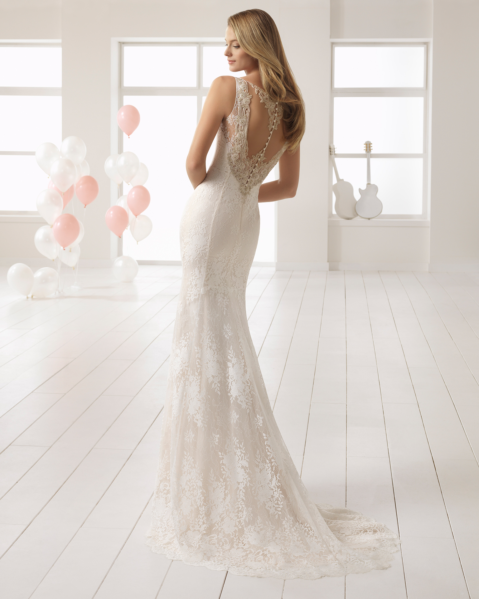 裸色和米白色浪漫风蕾丝新娘婚纱,v领珠饰后背设计.