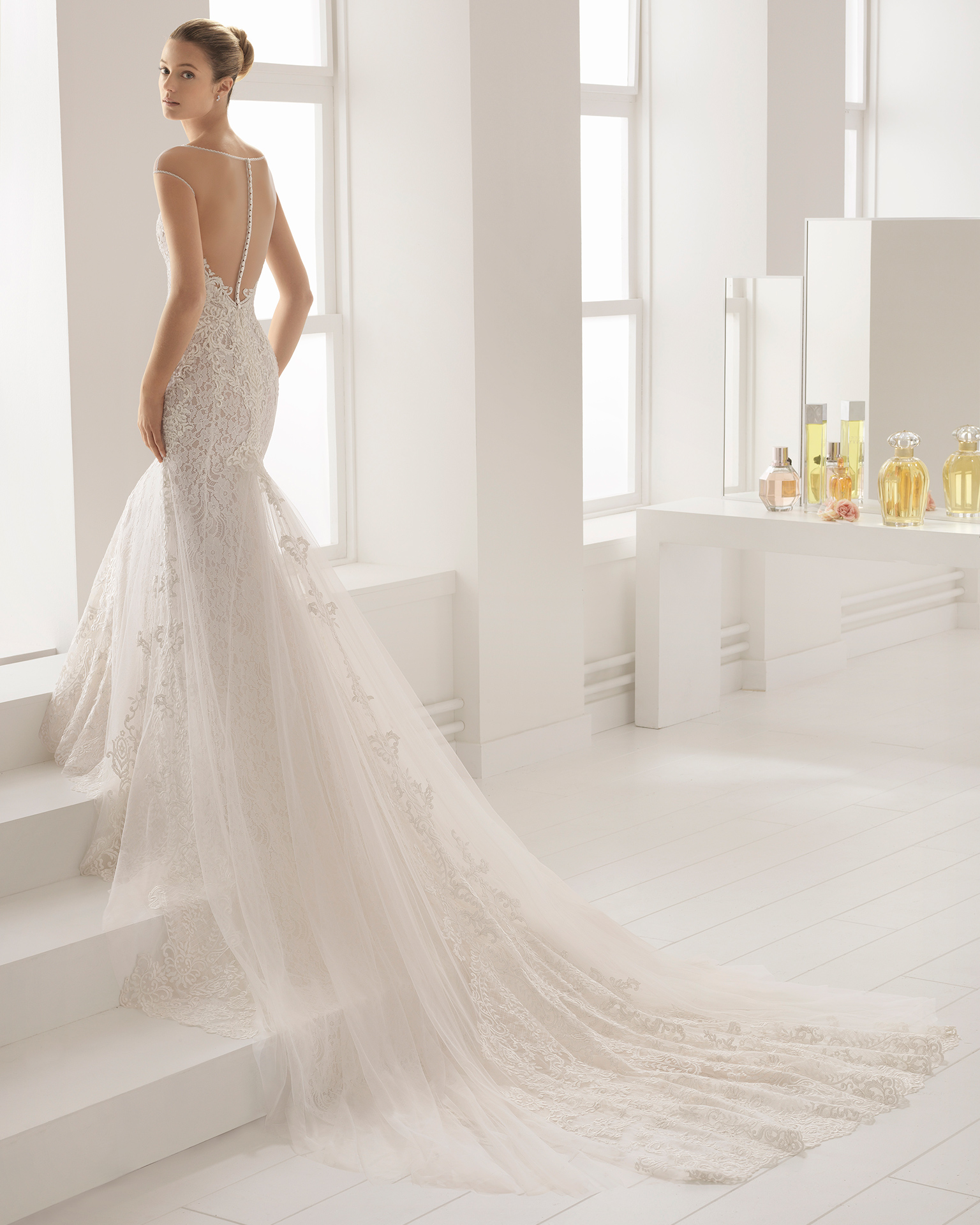 Vestido de novia corte sirena en encaje con transparencias y pedrería con escote ilusión y espalda con efecto tattoo.