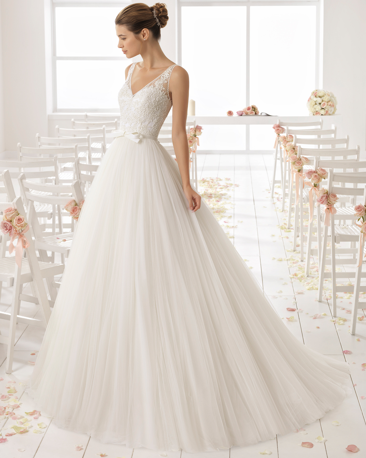 Abito da sposa stile linea ad A in tulle, pizzo e strass, con scollo a V e schiena scollata.