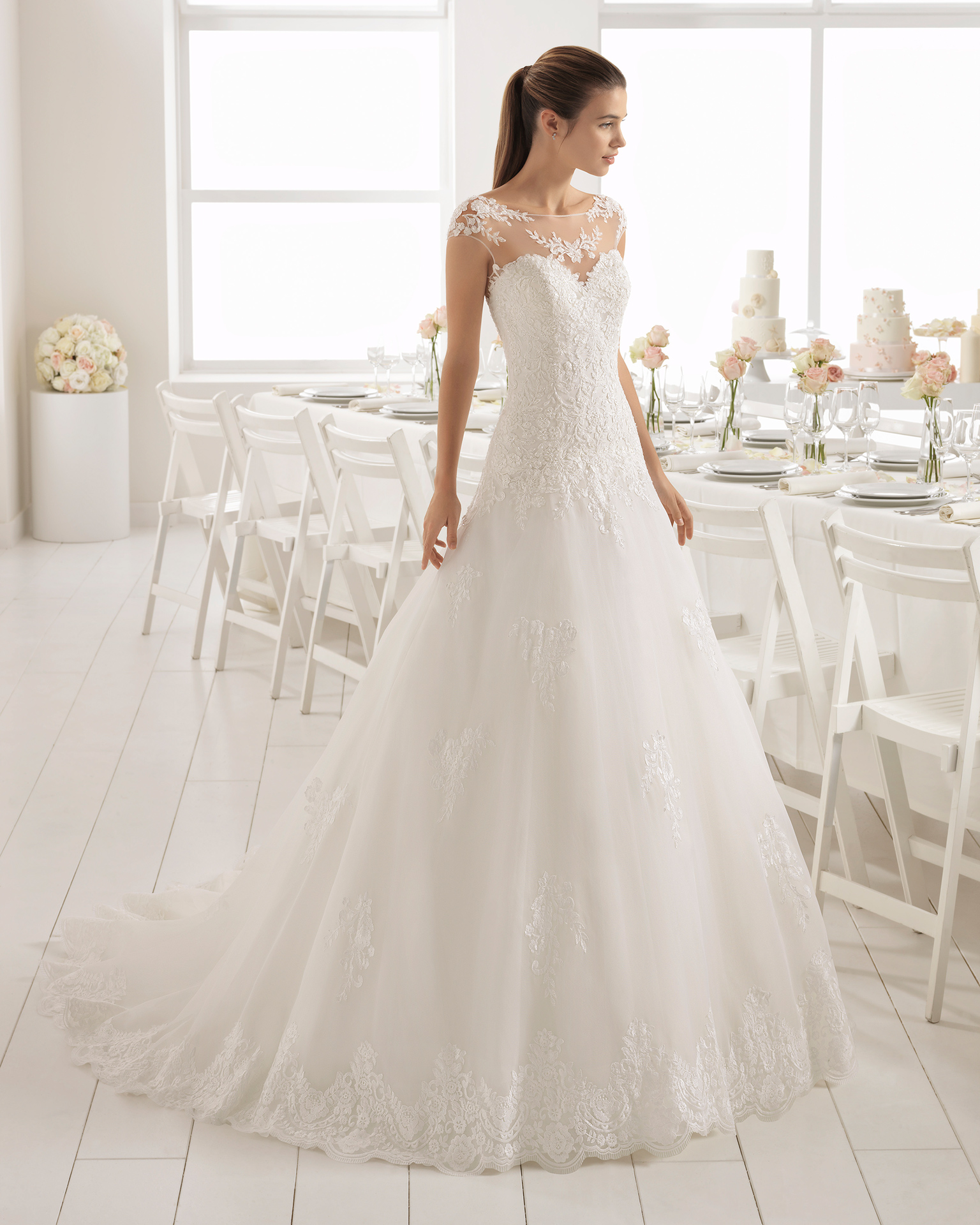Abito da sposa stile romantico in gazar, pizzo e strass, con scollo a cuore e schiena in pizzo.