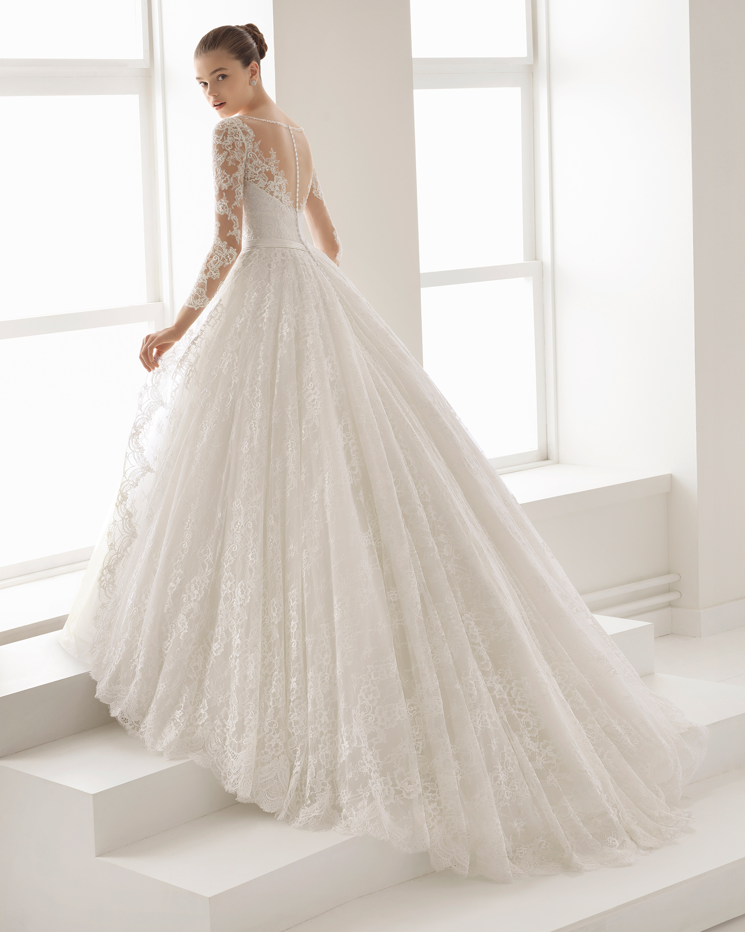 Romantisches Brautkleid aus Tüll und Spitze mit Strassbesatz, lange Ärmel, V-Ausschnitt, tiefer Rückenausschnitt, in Naturweiß.