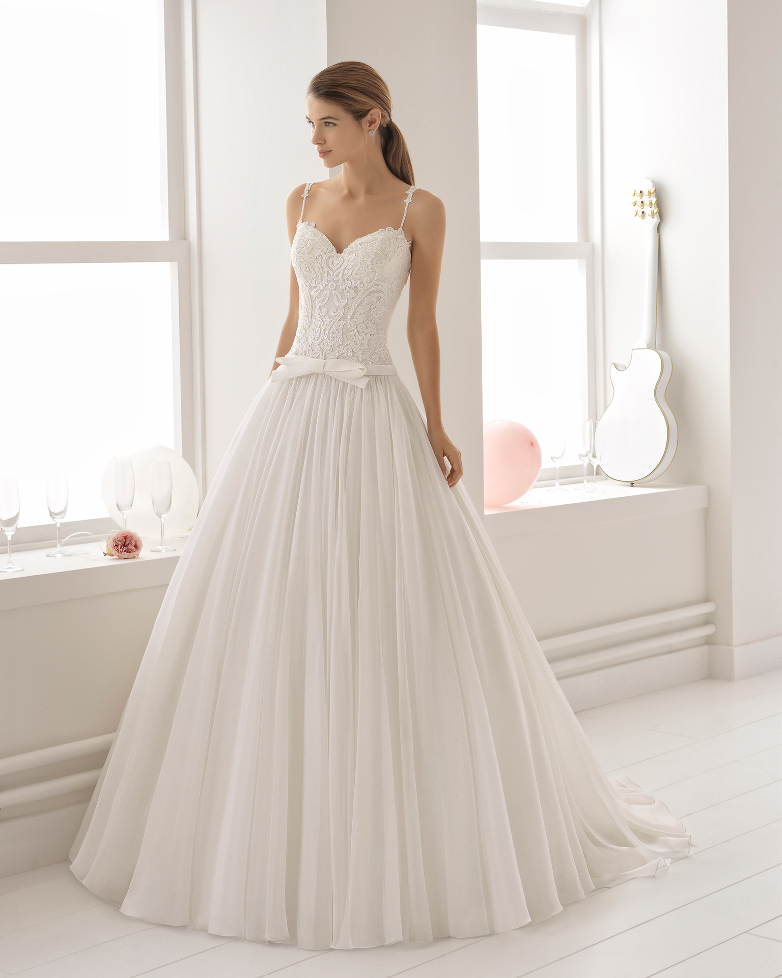 Romantisches Brautkleid aus Voile und Spitze mit Strassbesatz, Herzausschnitt, Rücken mit Tattoo-Effekt aus Spitze, Schleife an der Taille.