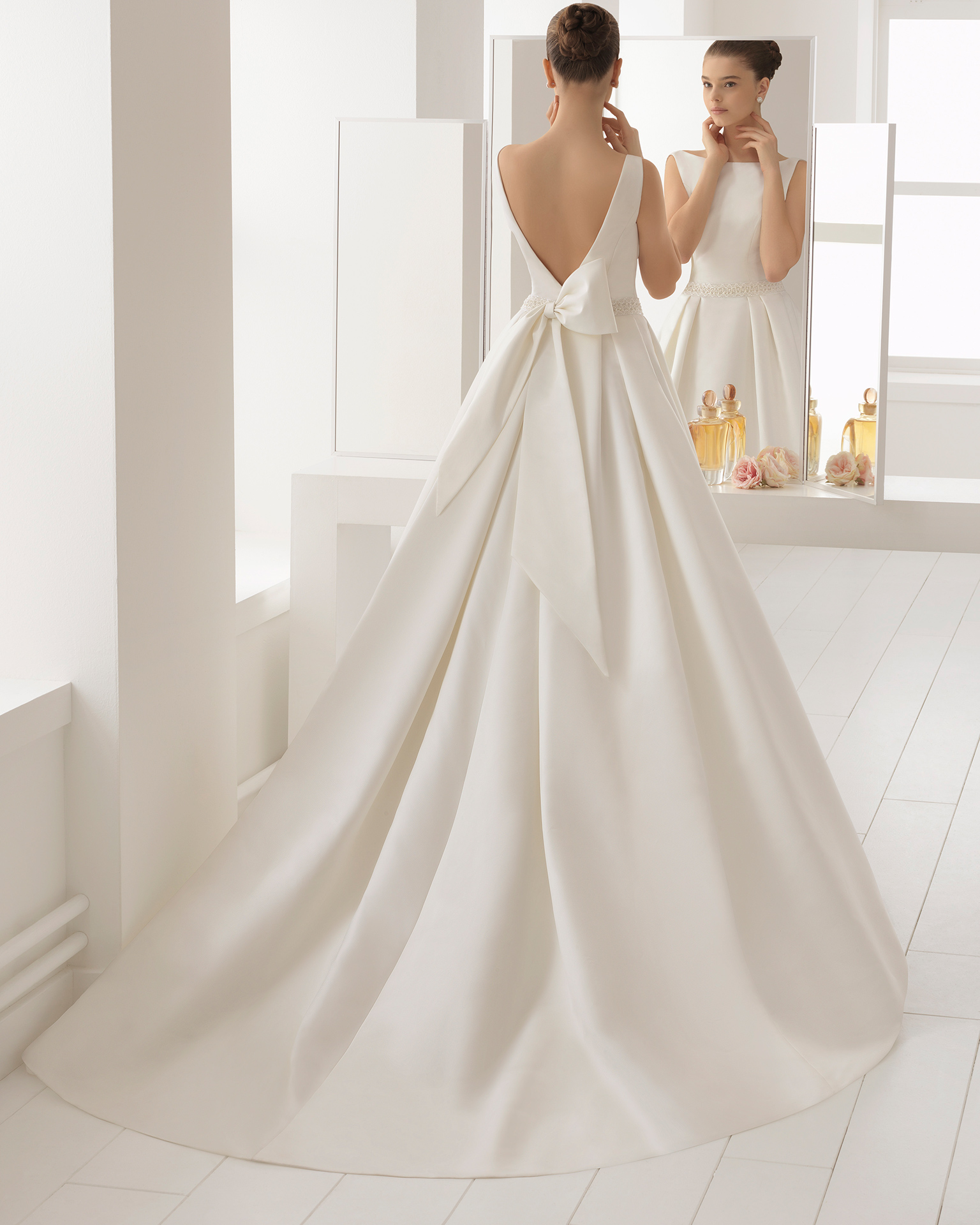Vestido de novia estilo clásico en otoman y pedreria con escote barco.