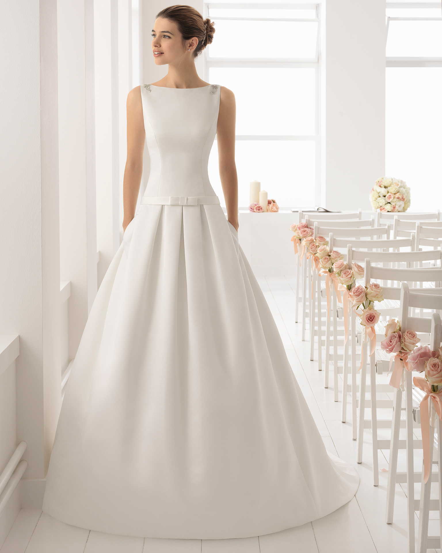 Abito da sposa stile classico in ottomano con scollo a barchetta, schiena scollata e decorazione in strass.