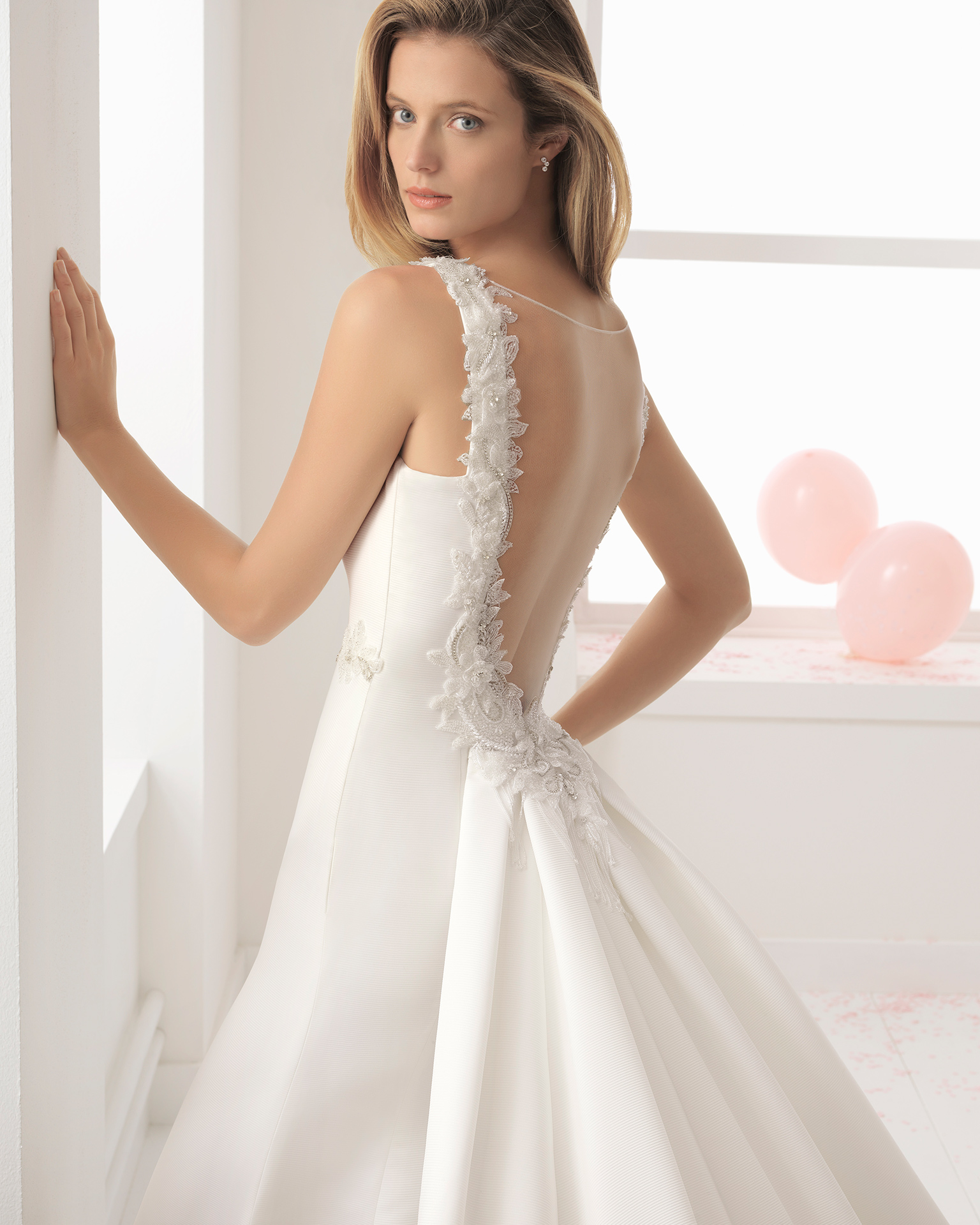 Vestido de novia corte sirena en otoman con escote barco con espalda y apliques de pedreria con cola.