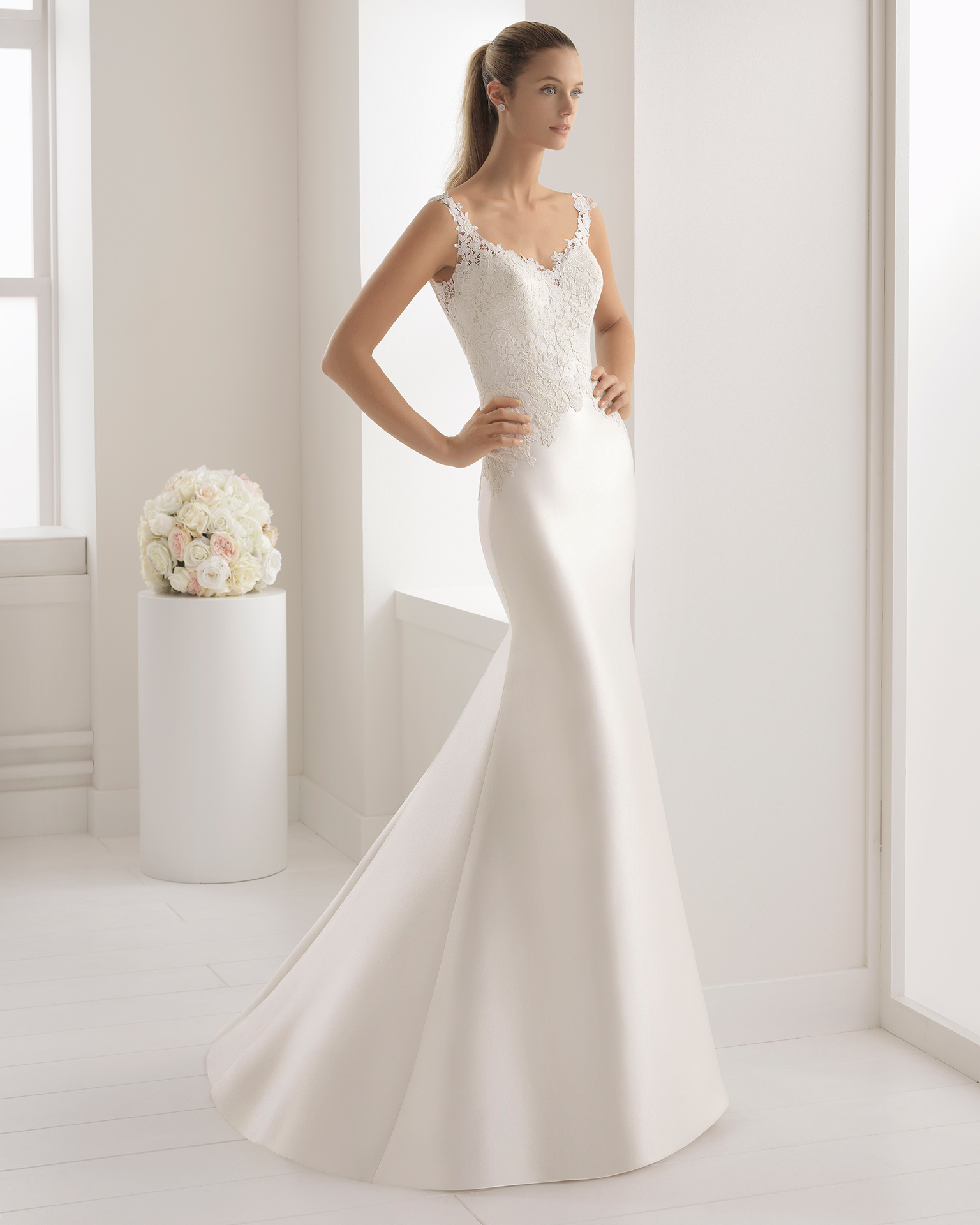 Vestido de noiva estilo clássico de mikado e guipura com decote em V e costas com efeito tatuagem com renda.