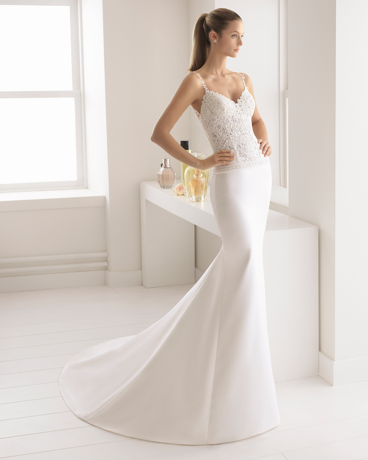 Mermaid-style duchess satin wedding dress with beaded guipure lace V-neckline and low back, in ivory.