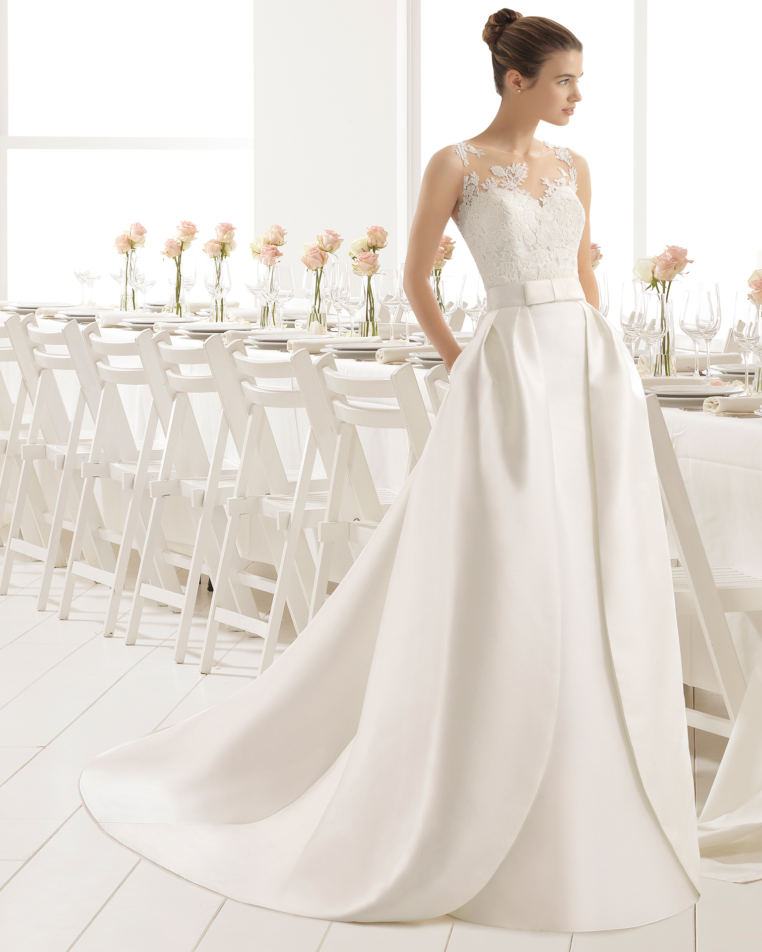 Robe de mariée classique étroite en mikado avec guipure mate de coton brodé, dos effet tatouage, sur-jupe en mikado, de couleur naturelle.