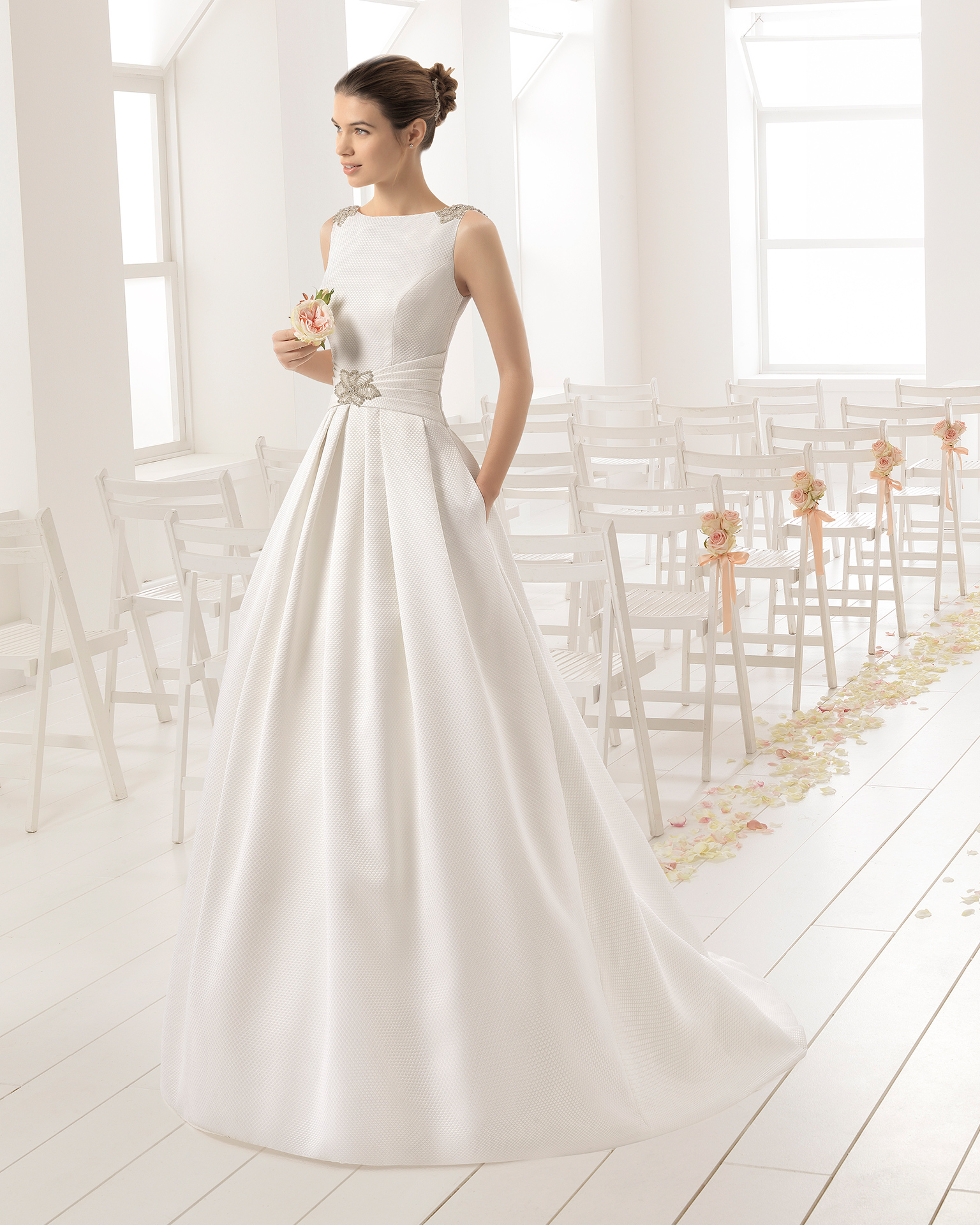Robe de mariée classique de couture en piqué avec col bateau et dos nu en V bijou avec pierreries frost, de couleur naturelle.