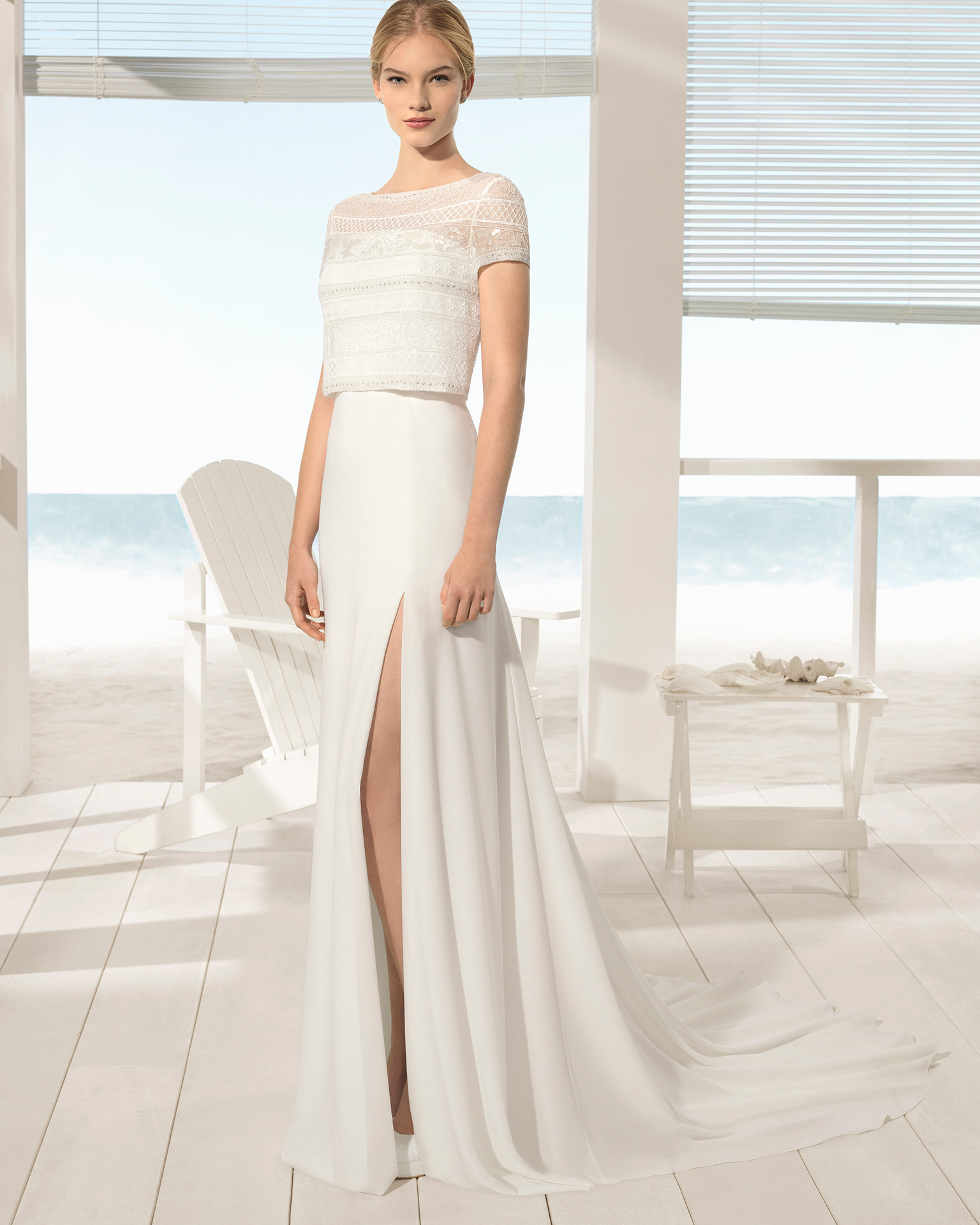 Vestido de noiva de três peças Boho de chiffon, guipura e brilhantes, com jaqueta e abertura à frente.