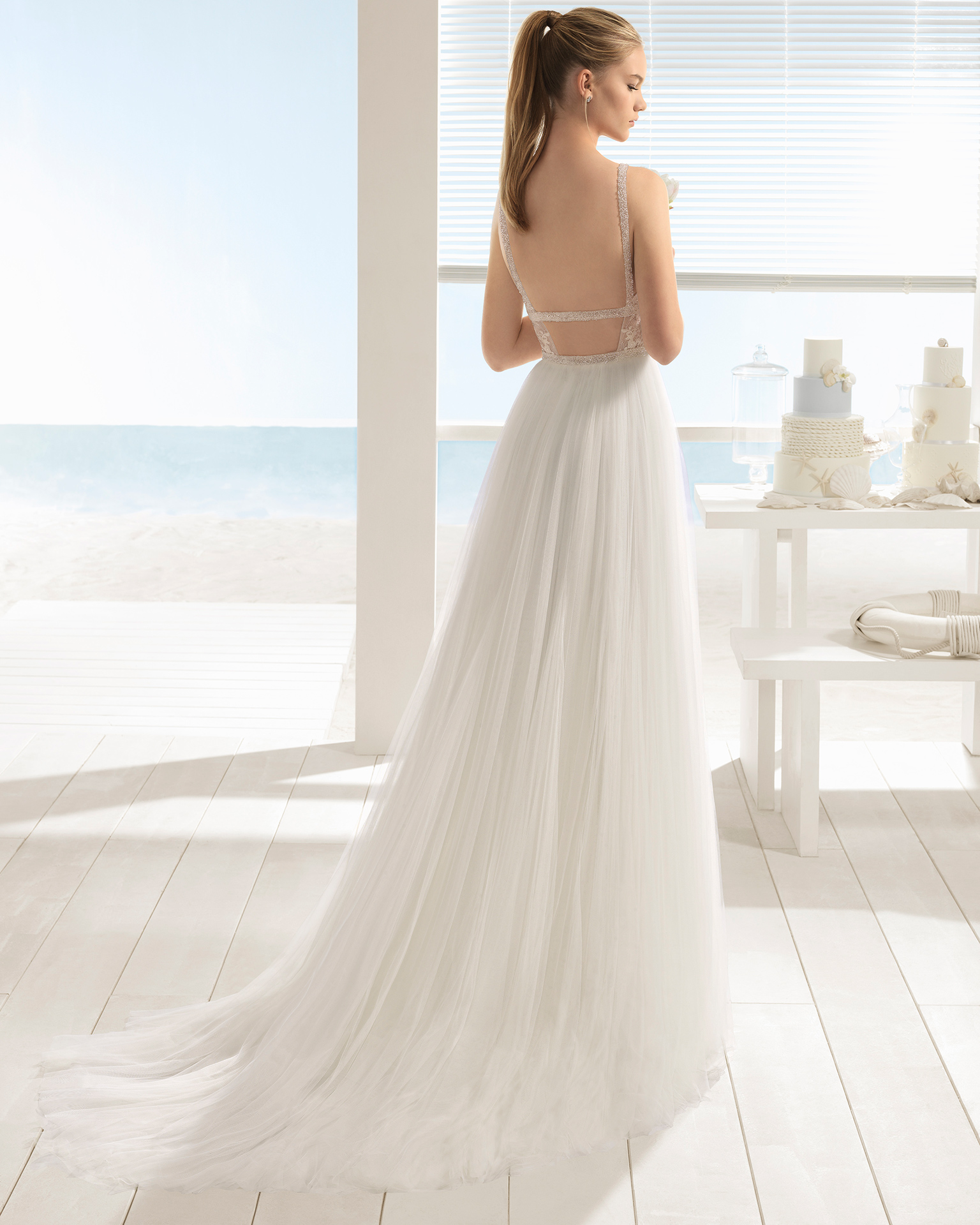 Brautkleid in A-Linie aus Tüll und strassbesetzter Guipure-Spitze mit tiefem Rückenausschnitt, in Naturweiß/Nude.