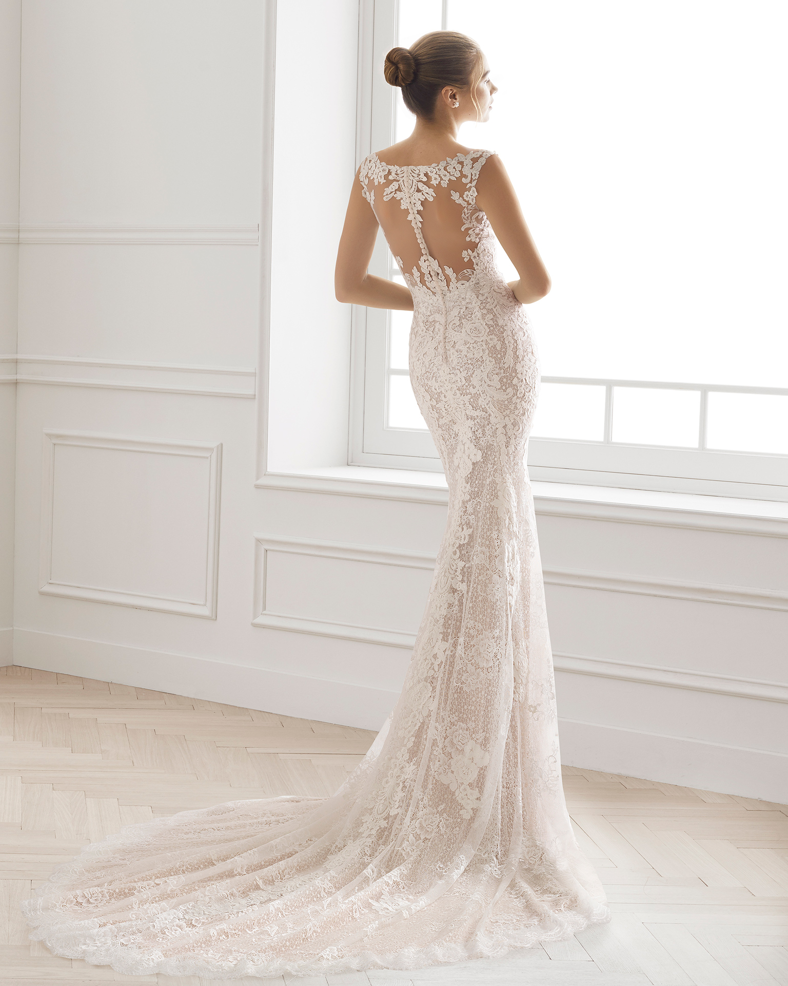 Romantic-style lace wedding dress with V-neckline and tattoo-effect back with lace detail, in nude and natural.