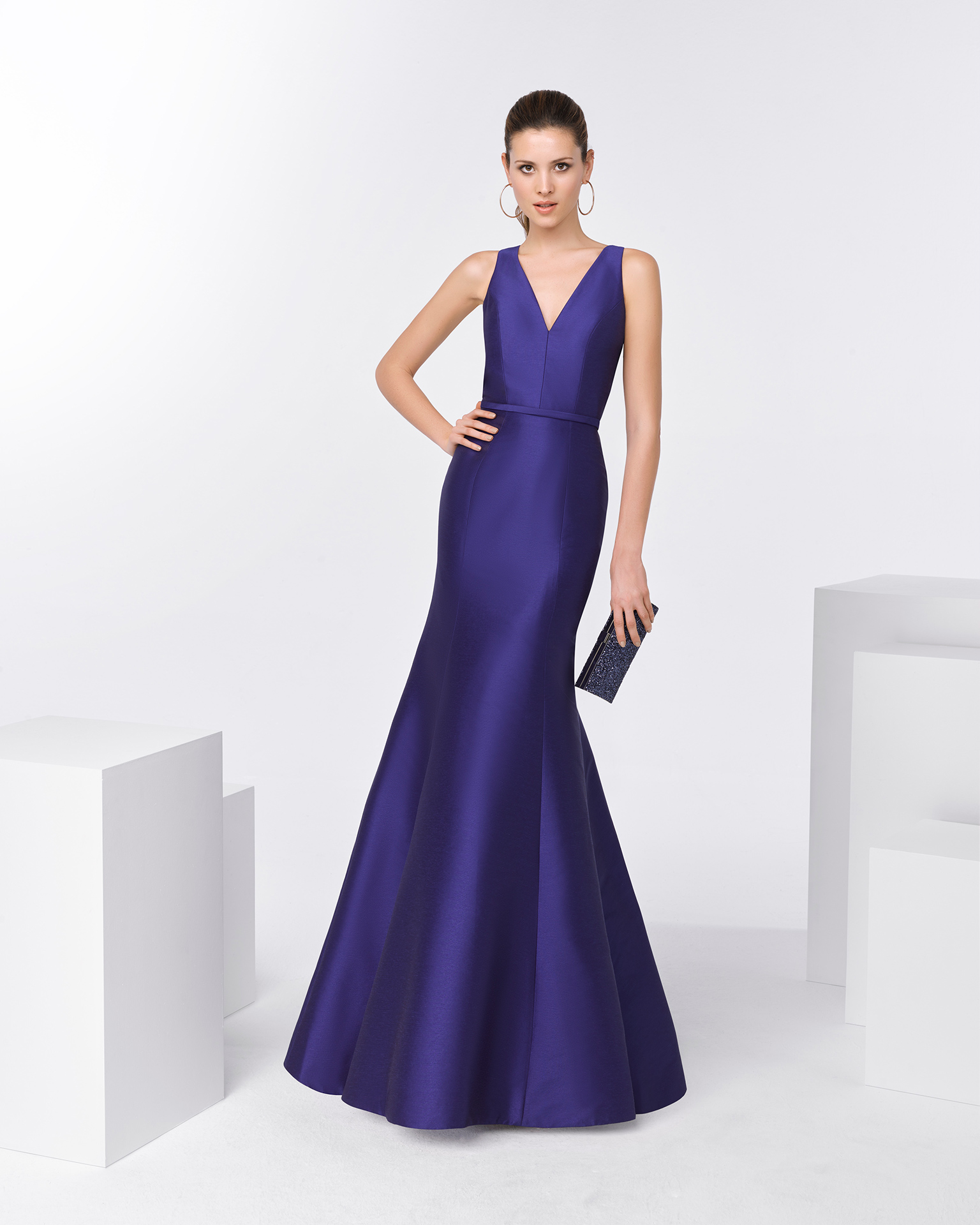 Vestido de fiesta largo de falla con espalda abierta. Disponible en color cobalto y rojo. Colección FIESTA AIRE BARCELONA 2018.