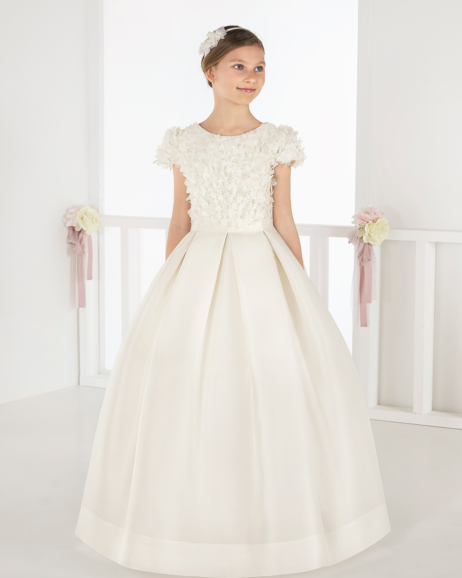 Classic Italian silk First Communion dress with empire waist, in ivory. 2018 AIRE COMUNION Collection.