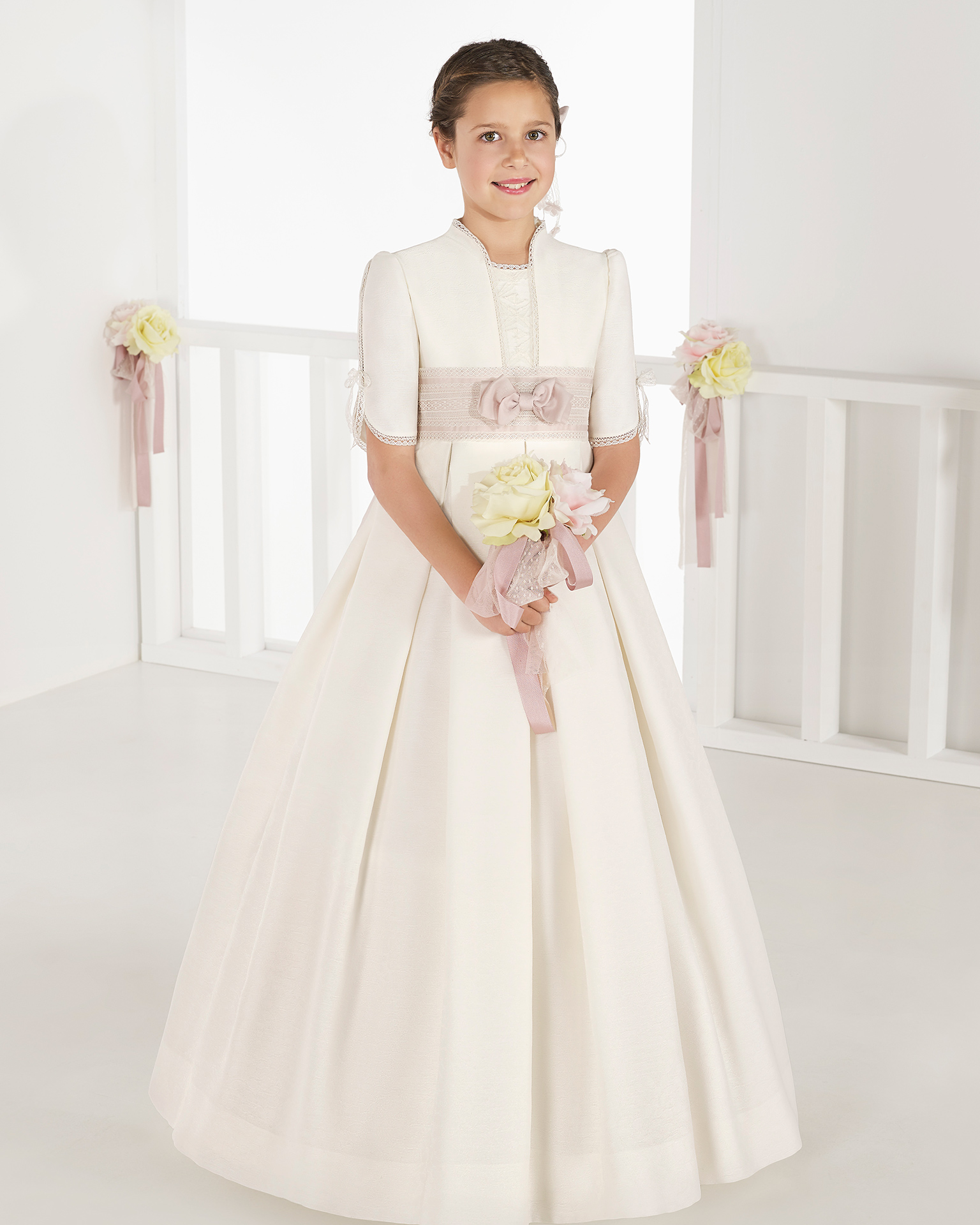 Ballgown-style brocade First Communion or bridesmaid's dress with empire waist, in ivory. 2018 AIRE COMUNION Collection.
