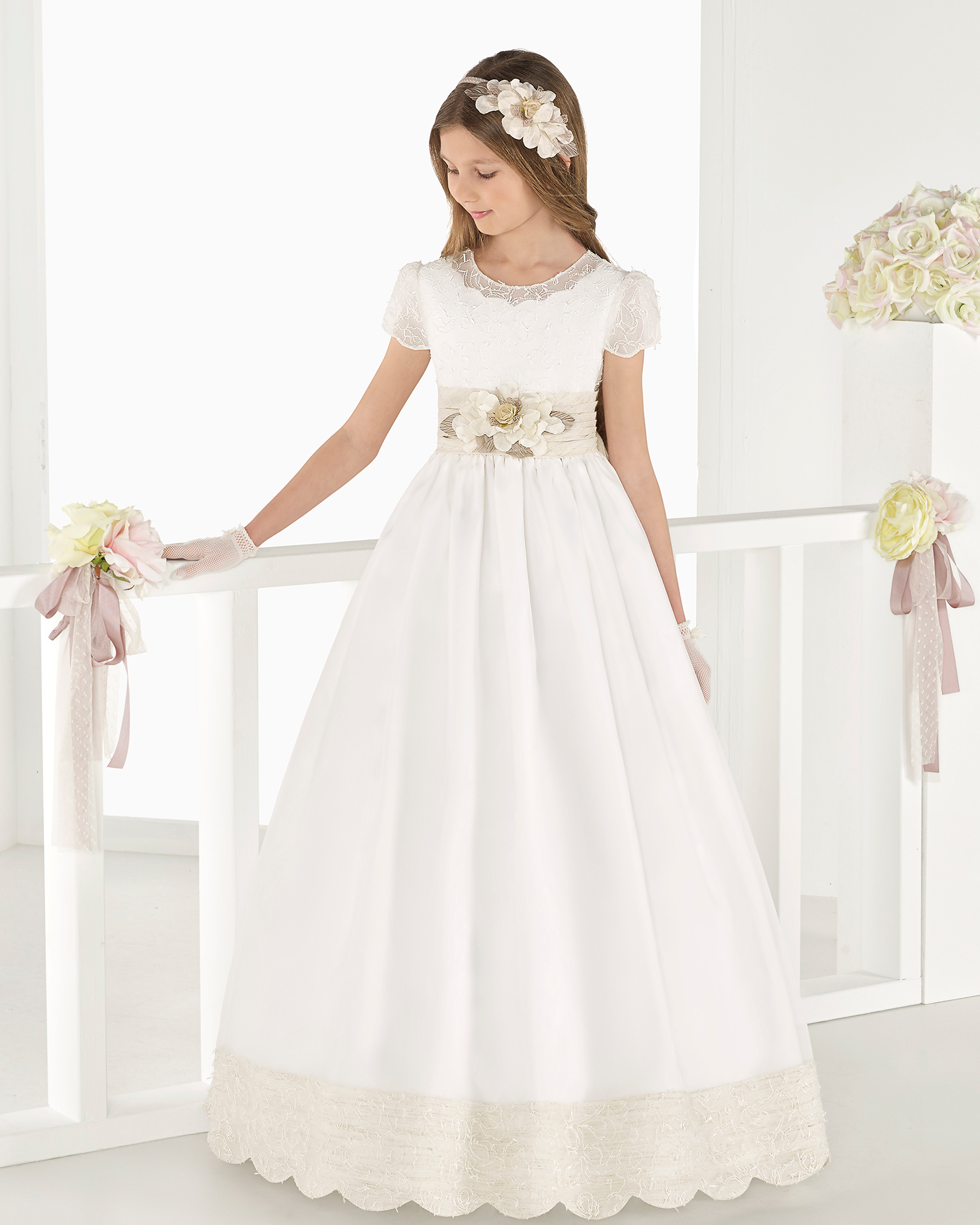 Classic matt organza First Communion or bridesmaid's dress with empire waist, in natural. 2018 AIRE COMUNION Collection.