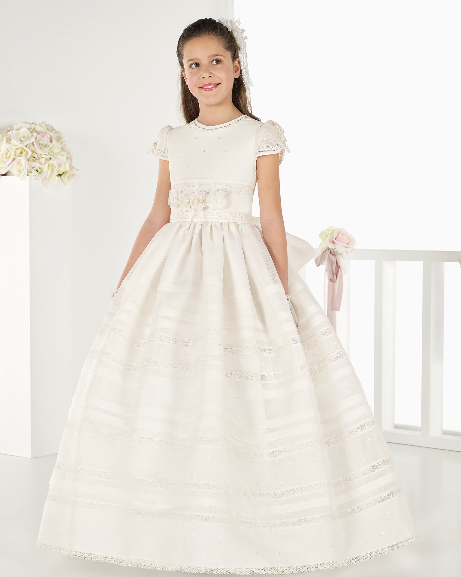 Classic basketweave First Communion dress with regular waist and pin tucks, in ivory. 2018 AIRE COMUNION Collection.