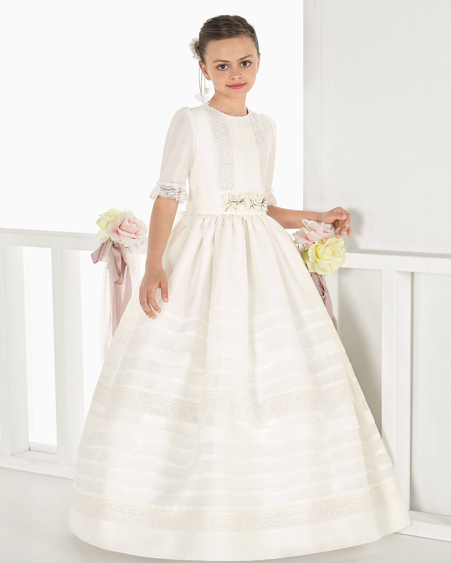 Classic basketweave First Communion dress with regular waist and pin tucks, in ivory. 2018 AIRE COMUNION Collection.