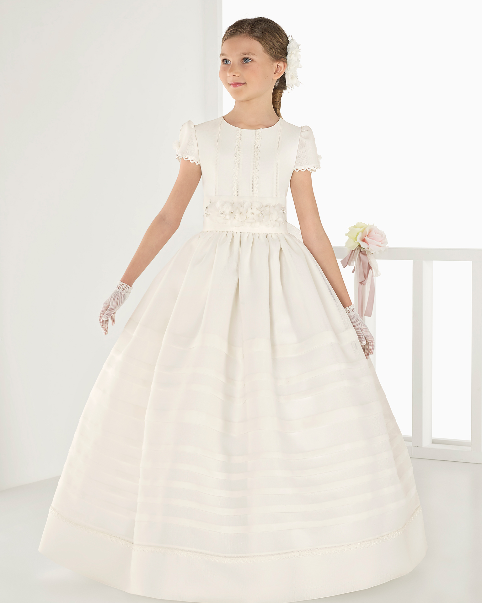 Classic basketweave First Communion dress with regular waist and pin tucks, in ivory. 2018 AIRE COMUNION Collection.
