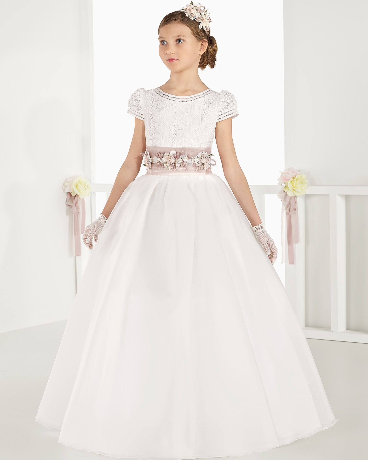 Ballgown-style matt organza First Communion or bridesmaid's dress with regular waist, in natural. 2018 AIRE COMUNION Collection.
