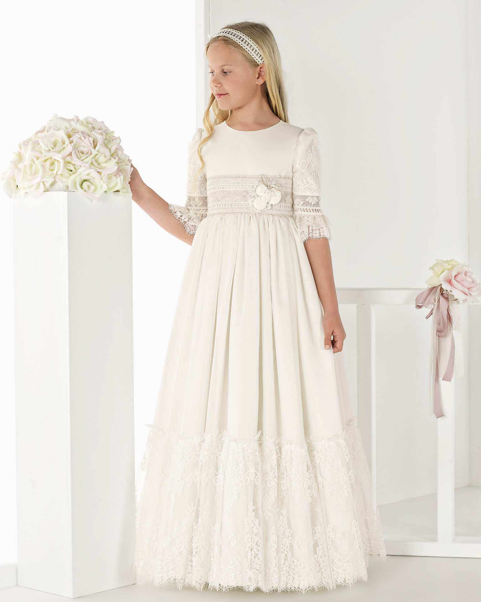 Princess-style rustic-weave First Communion or bridesmaid's dress with empire waist, in ivory. 2018 AIRE COMUNION Collection.