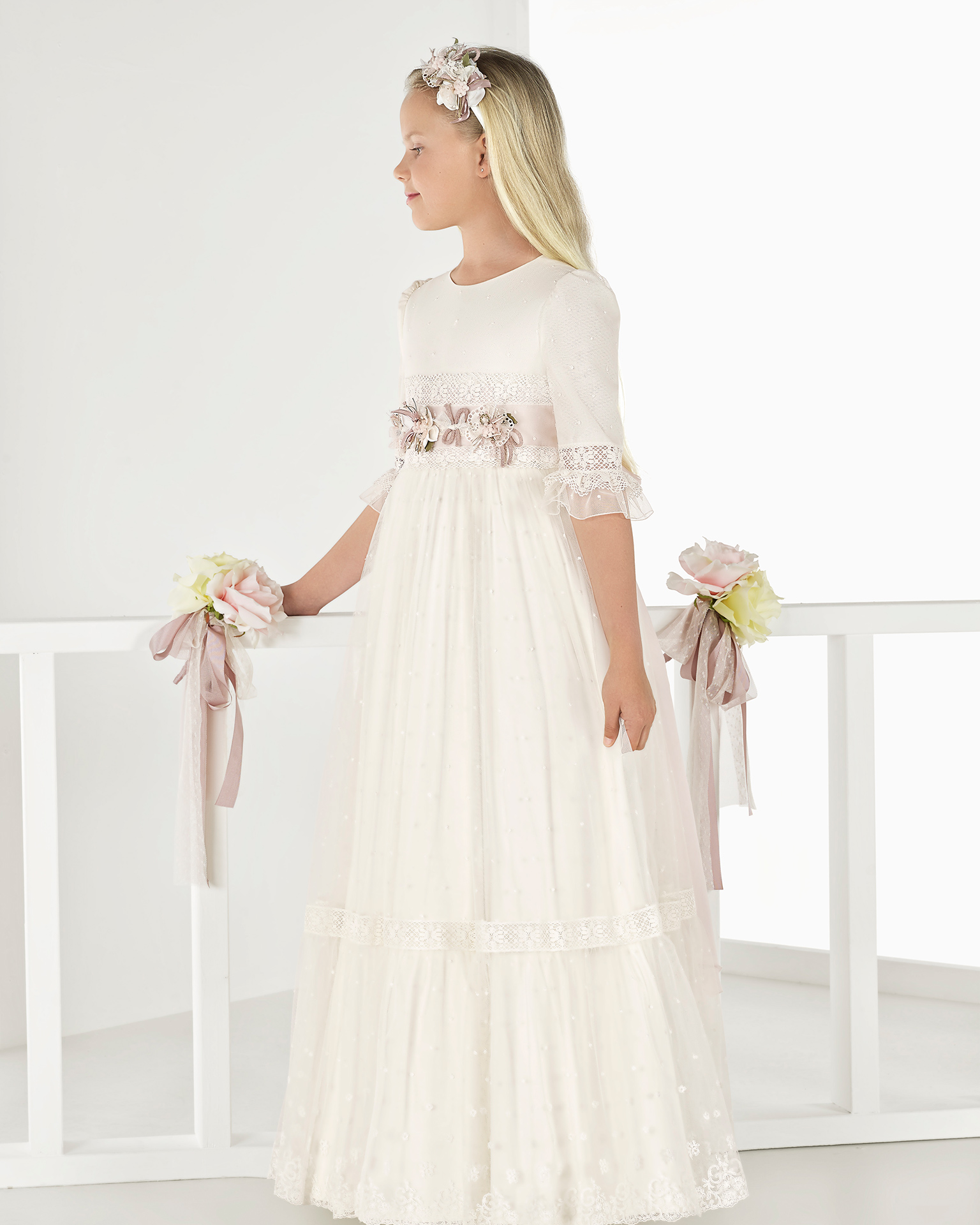 Princess-style embroidered tulle First Communion dress with empire waist, in ivory. 2018 AIRE COMUNION Collection.