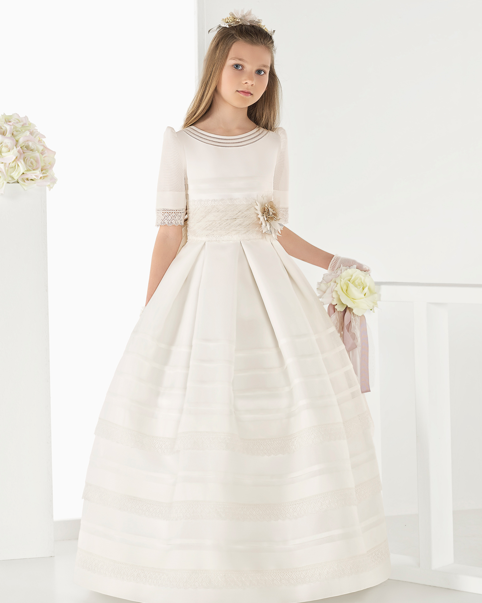 Classic basketweave First Communion dress with regular waist and pin tucks, in ivory. 2018 AIRE COMUNION Collection.