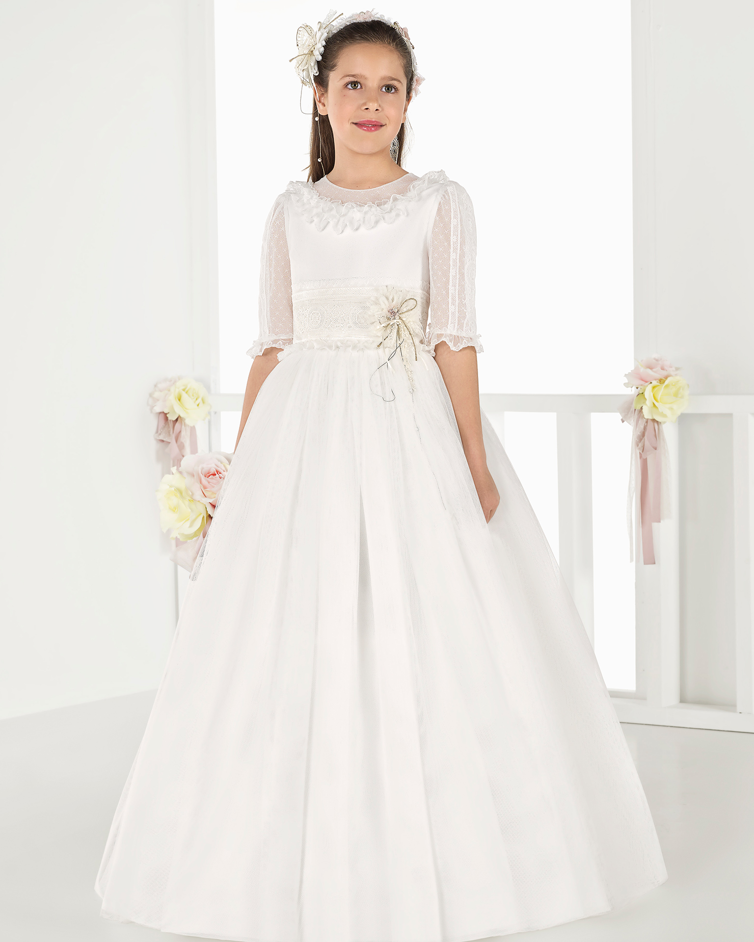 Ballgown-style tulle First Communion or bridesmaid's dress with regular waist, in natural. 2018 AIRE COMUNION Collection.