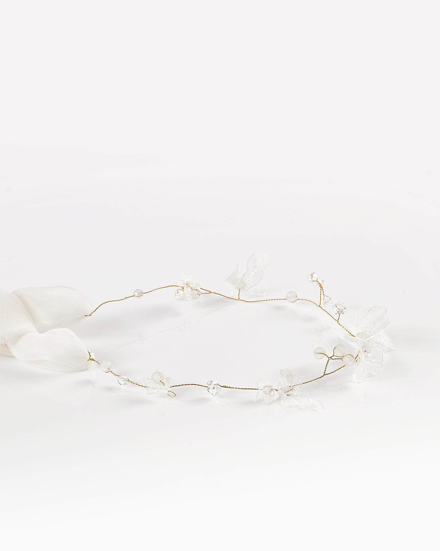 Metal wire, lace and crystal tiara, in natural and gold. 2018 AIRE BARCELONA Collection.