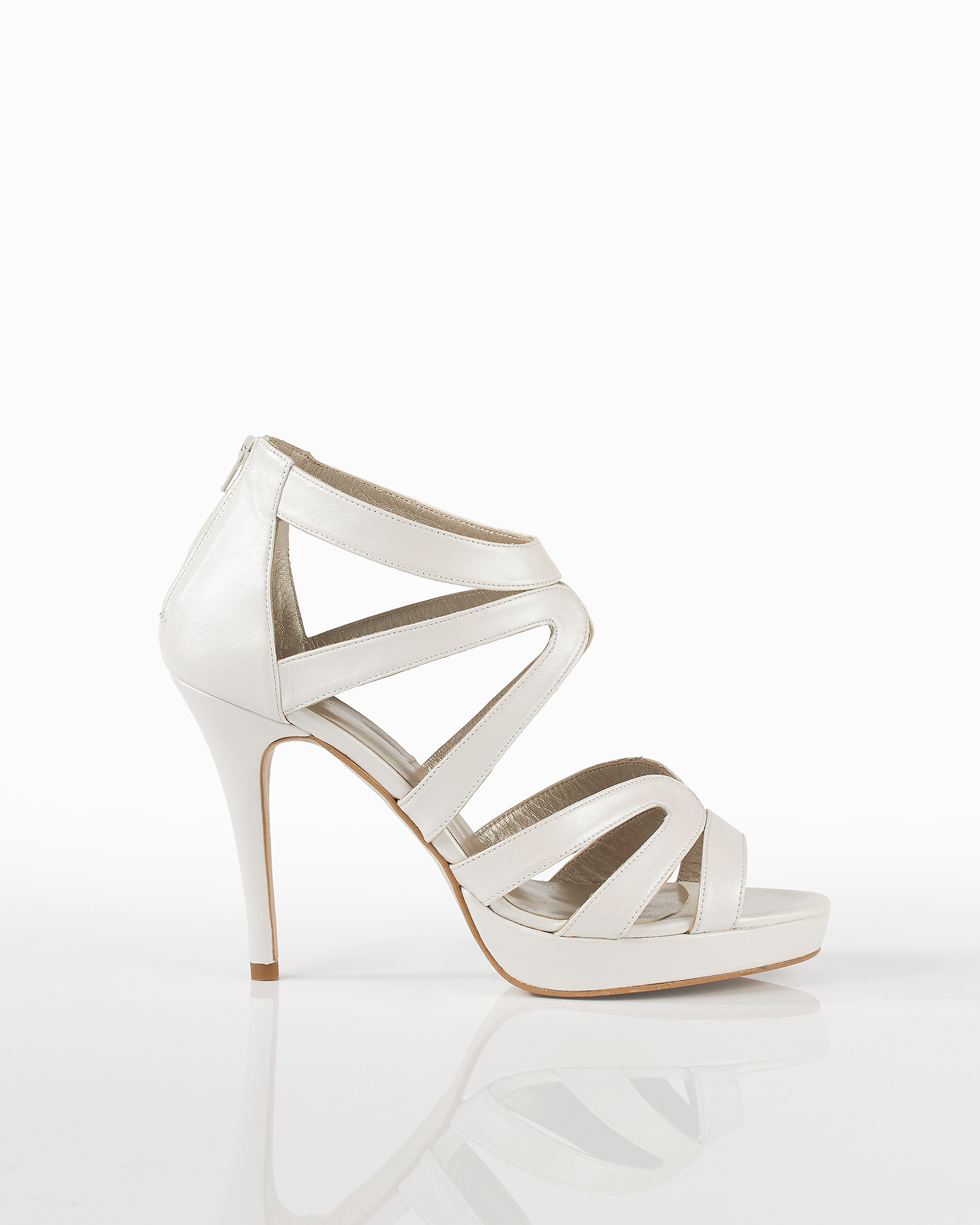 Sandales en cuir, talon de 90mm. Disponible en couleur naturelle, dune et or. Collection AIRE BARCELONA 2018.
