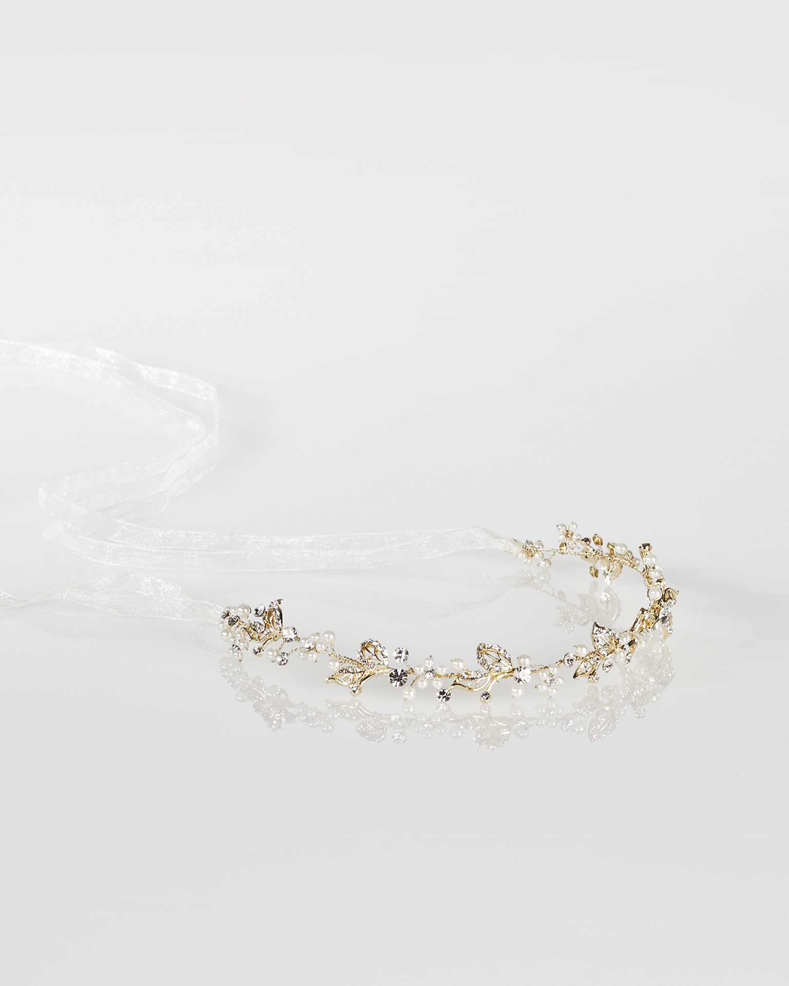 Metal and crystal bridal diadem with organza ribbon, in gold. 2018 Collection.