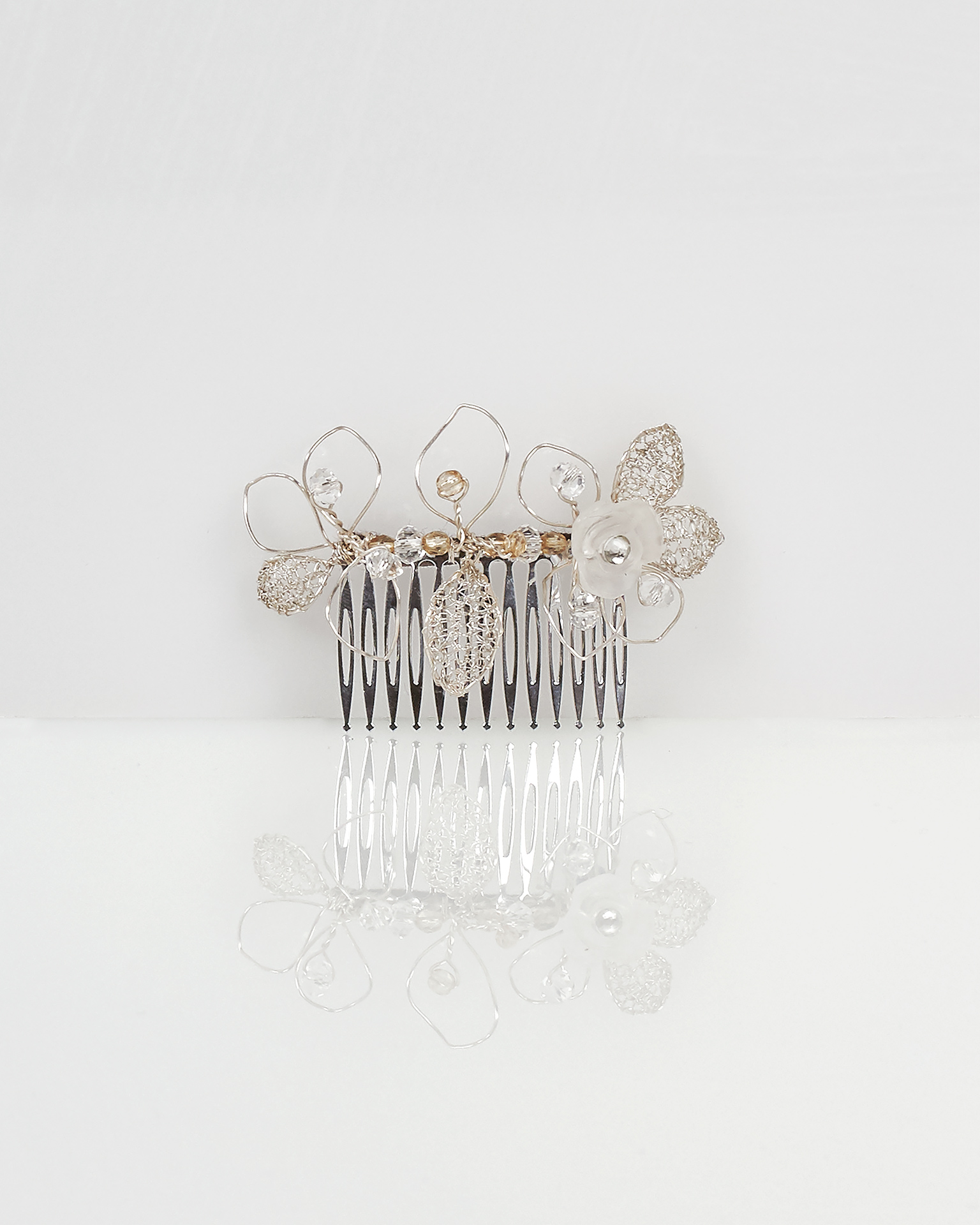 Lia jewelled leaf-design silver wire and crystal mantilla comb, in silver. 2018 AIRE BARCELONA Collection.