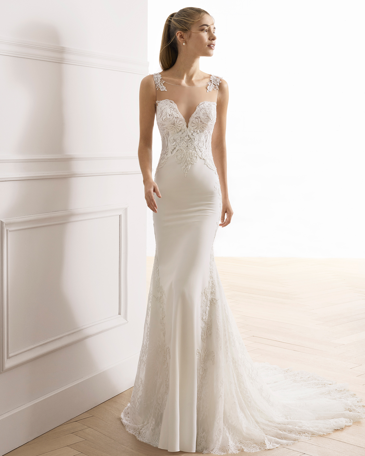 Vestido de novia corte recto en crepe y encaje pedrería. Escote deep-plunge y espalda ilusión. Disponible en color natural. Colección AIRE BARCELONA 2019.