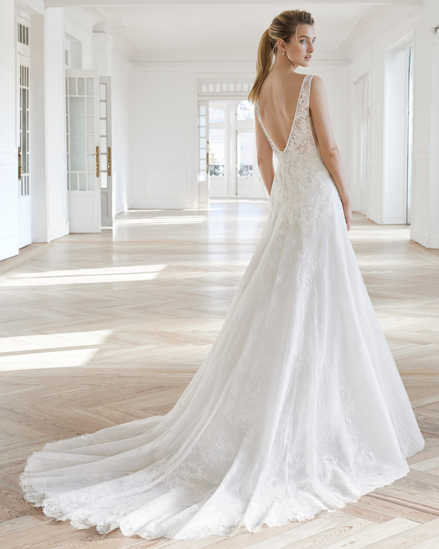 Wedding dresses in Empire style. Beauty and femininity Wedding dresses in Empire style. Beauty and femininity