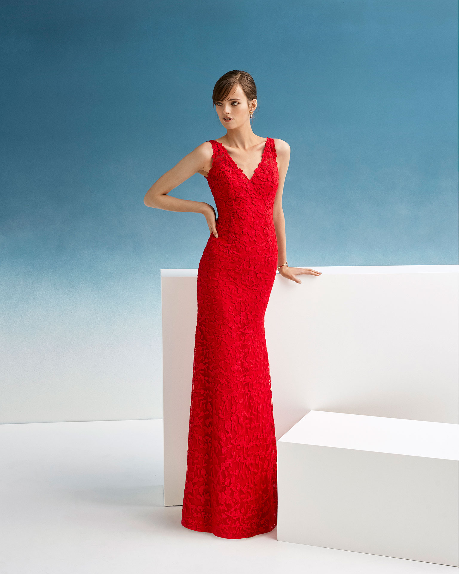 蕾丝鸡尾酒会礼服. v领配肩带设计.