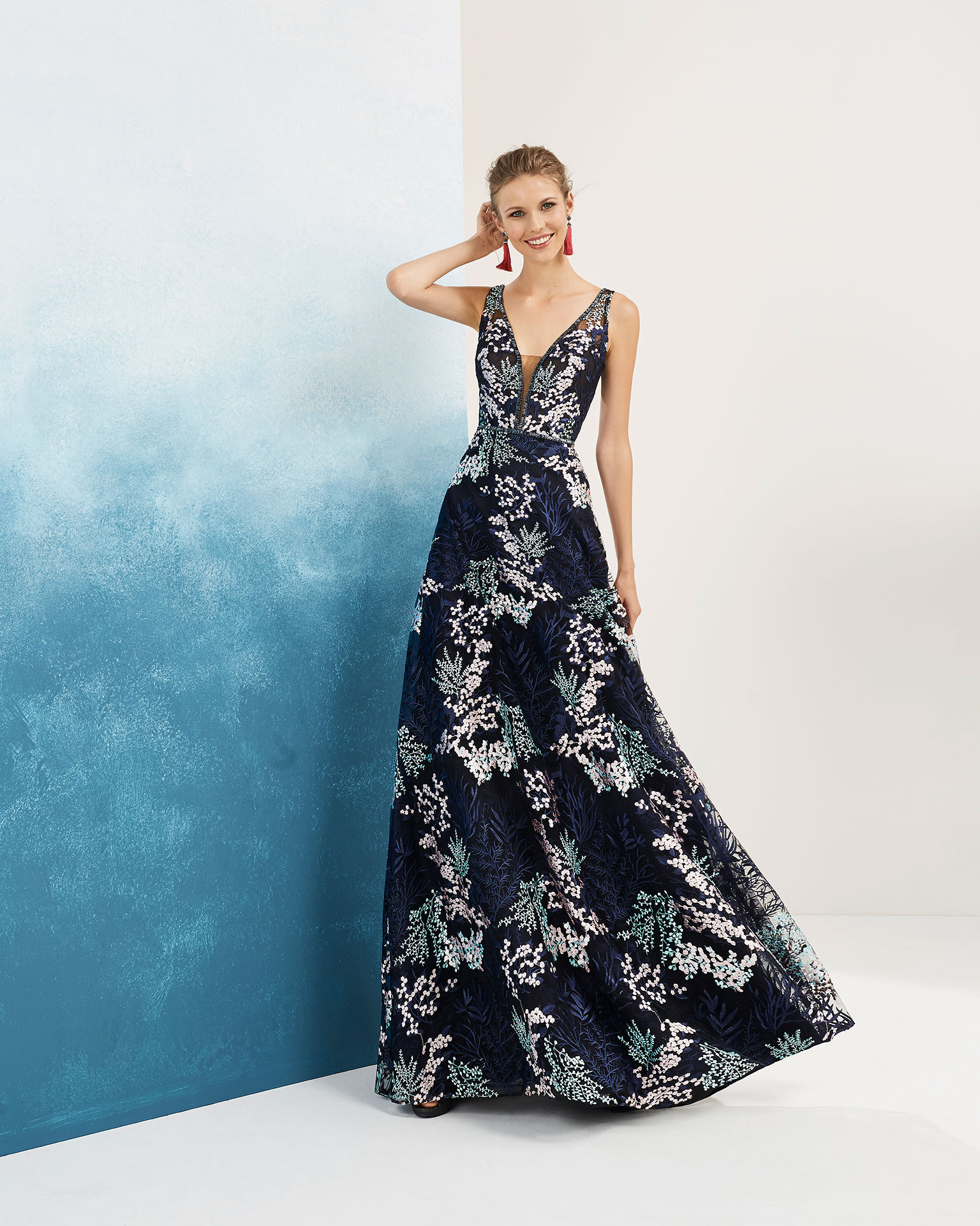 蕾丝鸡尾酒会礼服. v领配领口珠饰设计. 有海军蓝和银色/裸色可选.